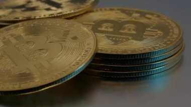 Altın metal bitcoin paralar dönüyor. Ekonomik büyüme ve yatırım kavramı kapanıyor
