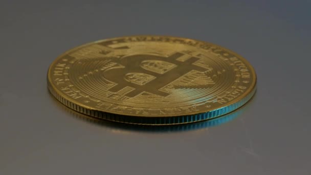 Close Enkele Gouden Bitcoin Munt Draait Begrip Toekomstige Economie Handel — Stockvideo