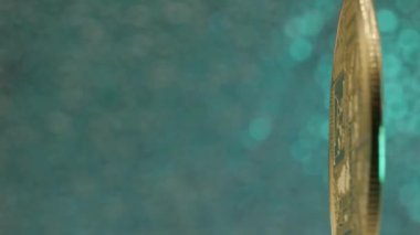 Tek bir Bitcoin 'in yakın çekimi yavaşça dönüyor, Bitcoin altın sikkesi yan taraftaki kopyalama alanını döndürüyor