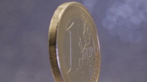 マクロのクローズアップは1ユーロ硬貨の回転 ヨーロッパ通貨1ユーロを中心とした — ストック動画