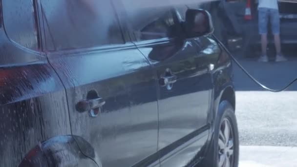 Płukanie Ściany Bocznej Czarnego Samochodu Sprayem Wody Myjnia Samochodowa Myjnia — Wideo stockowe