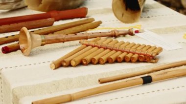 Ortaçağ canlandırması. Yakın çekim pan flütü ve diğer ahşap flüt türleri. Avrupa Ortaçağ müzik aletleri