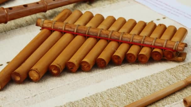 Reencenação Histórica Medieval Europeia Pan Flauta Close Uma Mesa Durante — Vídeo de Stock