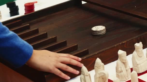 Středověké Rekonstrukce Lidé Hrají Středověké Dřevěné Deskové Hry Sjoelen Palubě — Stock video