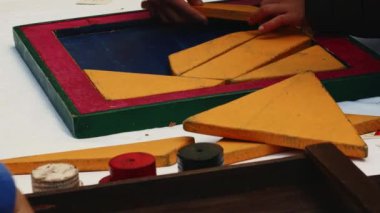 Ortaçağ canlandırması - çocuklar panayırda bir etkinlik sırasında ahşap tangram yapbozuyla oynarlar