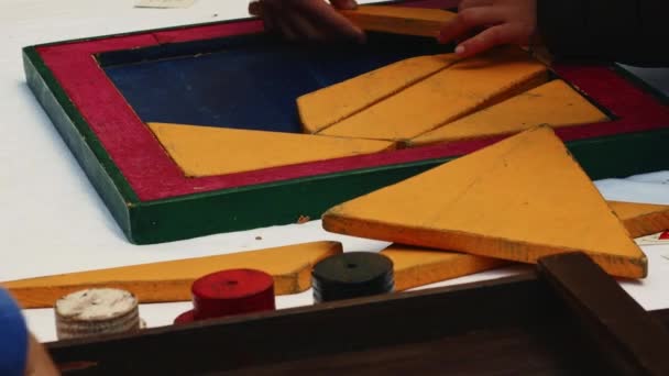 Rekonstrukcja Średniowiecza Dzieci Bawią Się Drewnianą Puzzle Tangram Podczas Imprezy — Wideo stockowe