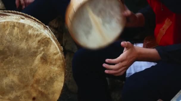 Mittelalterliche Reenactment Männer Mittelalterlichen Gewändern Spielen Tamburine Während Einer Veranstaltung — Stockvideo