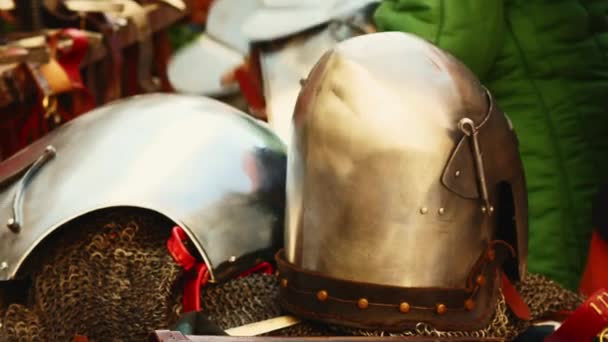 Rievocazione Medievale Gli Uomini Abito Medievale Europeo Organizzano Una Rastrelliera — Video Stock