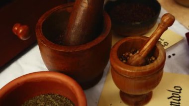 Ortaçağ canlandırması. Baharat sayacı. Havan topuzu ve farklı malzemelerle baharat tüccarı.