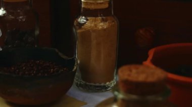 Ortaçağ canlandırması. Baharat sayacı. Havan topuzu ve farklı malzemelerle baharat tüccarı.