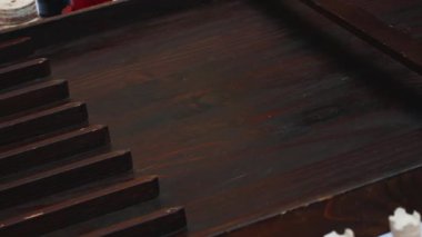 Ortaçağ canlandırması - Ortaçağ ahşap tahta oyunu sjoelen board ya da siyah ve beyaz piyonlarla karıştırma tahtası