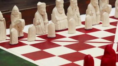 Ortaçağ tarihi canlandırması - Ortaçağ tahta tahta oyunu Ortaçağ alçı satranç taşlarıyla.