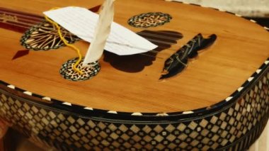 Ortaçağ canlandırması - yakın plan Ortaçağ ahşap lavtası ve bir etkinlik sırasında masanın üzerindeki diğer müzik aletleri