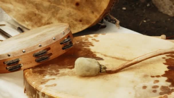 행사가 열리는 식탁에 진열되어 탬버린을 가죽으로 뒤덮은 중세의 — 비디오
