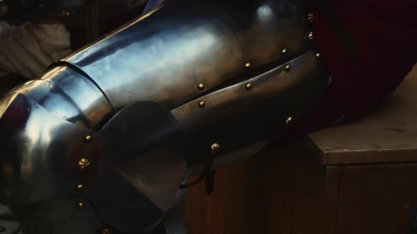 Rievocazione Medievale Dettaglio Ravvicinato Cavaliere Medievale Che Indossa Armatura Epoca — Video Stock