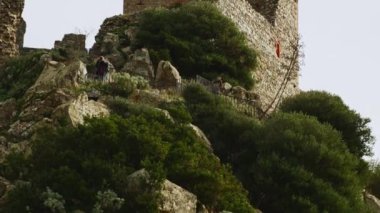 Ortaçağ tarihi canlandırması - Burgos - Sardunya - İtalya 'nın ortaçağ şatosunun kalıntılarıyla dolu tepe