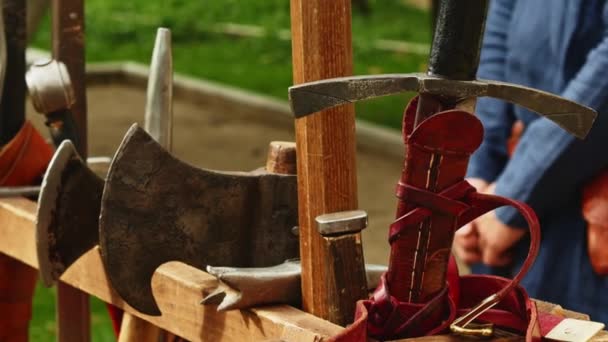 Mittelalterliche Reenactment Reproduktion Echter Mittelalterlicher Stahlwaffen Schwertäxte Und Speere Einem — Stockvideo