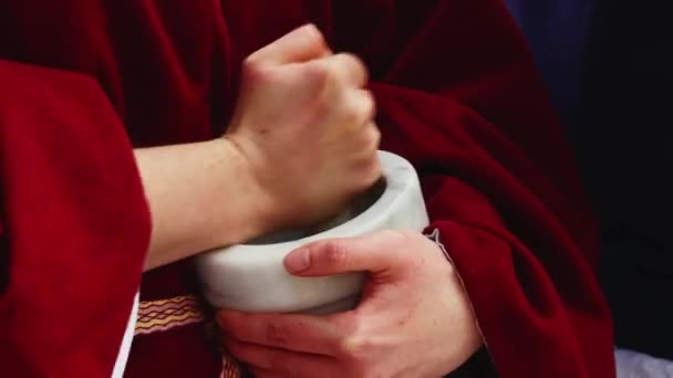 Rievocazione Medievale Medico Medievale Alchimista Veste Rossa Utilizza Malta Pestello — Video Stock