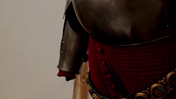 Średniowieczne Odtwarzanie Zbliżenie Reprodukcji Prawdziwej Średniowiecznej Zbroi Manekin Wystawie Podczas — Wideo stockowe