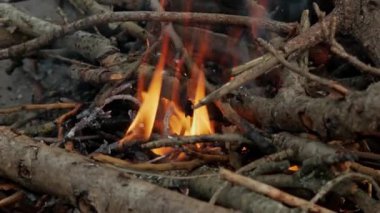 Dağlardaki şenlik ateşi için yakın çekim odun yakıyor.