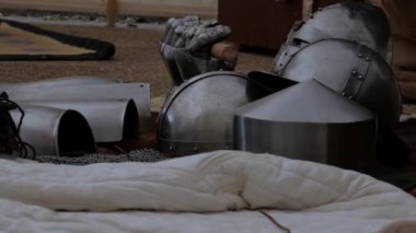 Ortaçağ canlandırması. Tarihi bir canlandırma sırasında otantik ortaçağ metal zırhı çadırda sergileniyor.