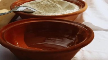 Pasta veya krep hamuru için un içeren seramik kaseler.