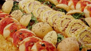 Mini burger ve küçük pizzalar gibi küçük lezzetli atıştırmalıklarla servis ya da aperatif tepsisi