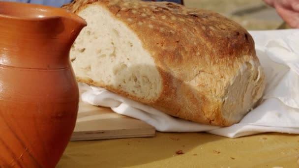中世の歴史的再現 伝統的な新鮮なパン 小麦の耳を持つパン屋カウンター — ストック動画