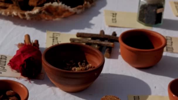 Μεσαιωνική Αναπαράσταση Τραπέζι Εμπόρων Μπαχαρικών Κεραμική Και Κονίαμα Και Γουδοχέρι — Αρχείο Βίντεο