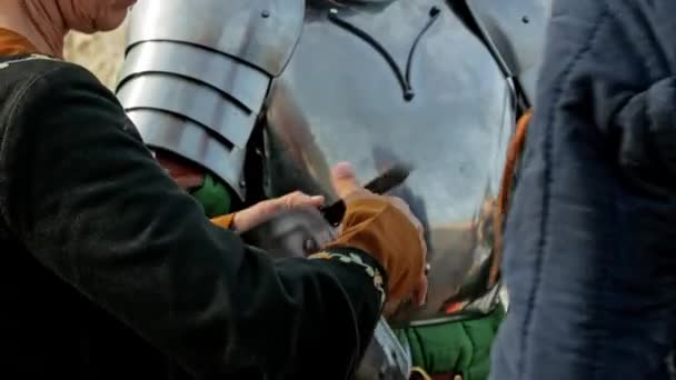 Recreación Medieval Mujer Ayudar Caballero Ponerse Armadura Para Una Batalla — Vídeos de Stock
