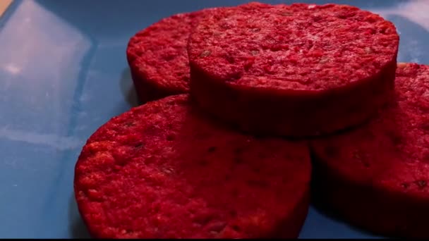 特写两个甜菜汉堡 肉类的替代品 素食汉堡或素食汉堡 — 图库视频影像