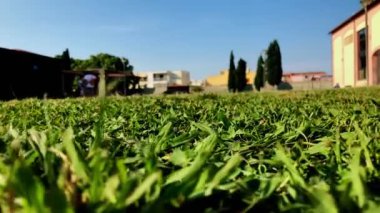 Yerden yeşil bir çayırdan gökyüzüne ve bir binaya doğru ateş edildi.