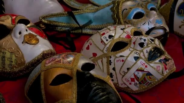 特写特写拍摄了典型的威尼斯嘉年华面具 在商店里陈列着各种装饰品 — 图库视频影像