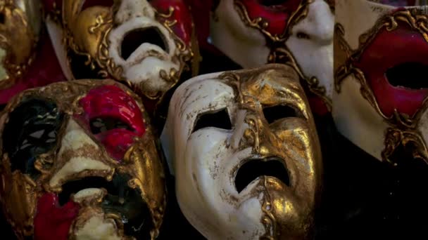 Zbliżenie Strzał Typowe Maski Weneckiego Karnawału Różnymi Dekoracjami Wystawie Sklepie — Wideo stockowe