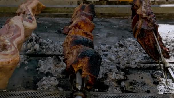 Saliva Hierro Sobre Las Brasas Cocinando Lentamente Costillas Cerdo Girando — Vídeo de stock