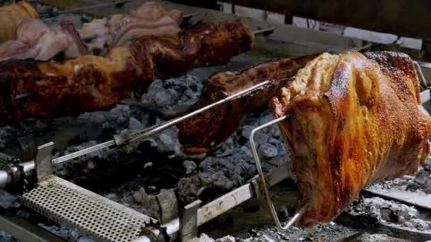 Brocheta Hierro Sobre Las Brasas Cocinando Lentamente Grandes Costillas Cerdo — Vídeo de stock
