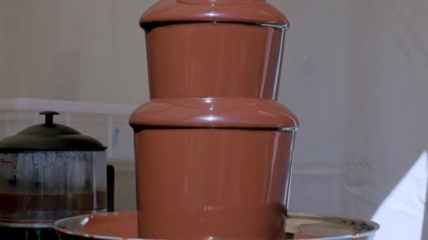 Umrahmung Des Milchschokoladenbrunnens Attraktion Während Einer Messe Oder Veranstaltung — Stockvideo