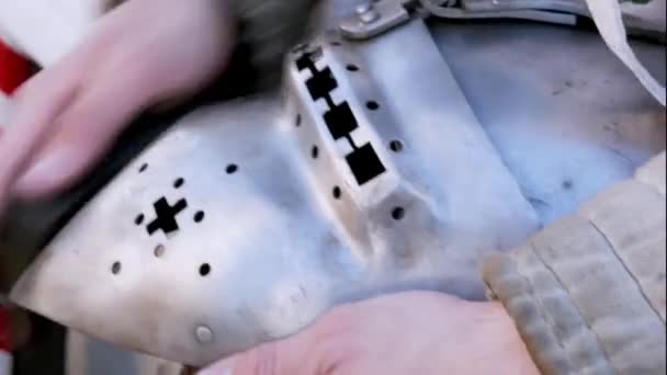 Middeleeuwse Enactment Metalen Helm Reinigen Pantser Onderhoud Tijdens Een Beurs — Stockvideo