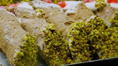 Güney İtalya 'nın tipik tatlılarından ricotta ve şam fıstıklı geleneksel Sicilya Cannoli' si.