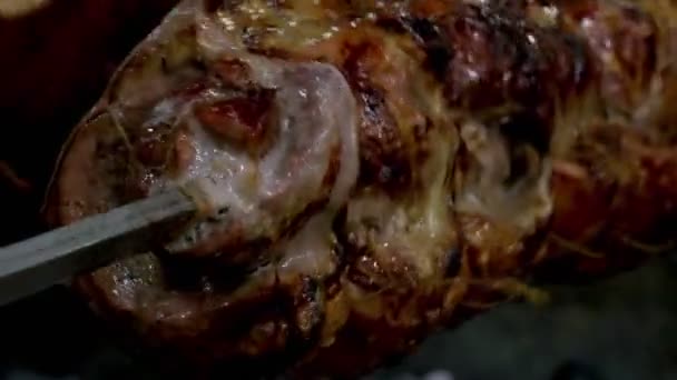 密閉ショットポークロール旋削と鉄串に焼き ポルチェッタ典型的なイタリアの肉料理 — ストック動画