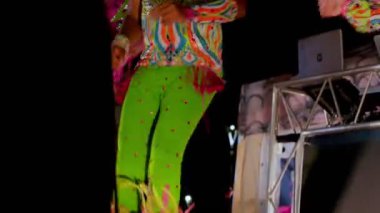 Cagliari, Sardinya, İtalya: 13 Temmuz 2023: Tipik Brezilya danslarının yakışıklı erkek dansçısı bir gece festivalinde sahne aldı