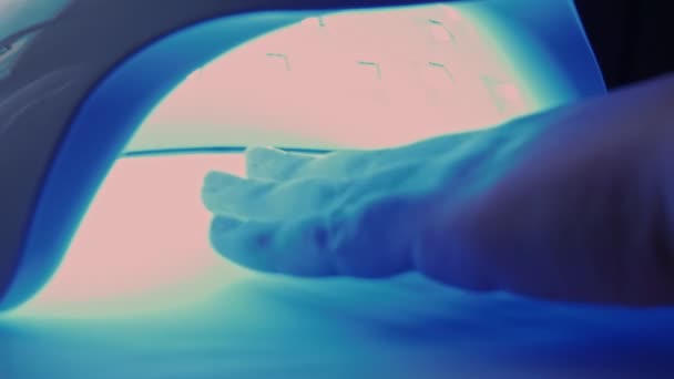 Tırnak Bakımı Için Ultraviyole Lamba Altında Kadın Eli — Stok video