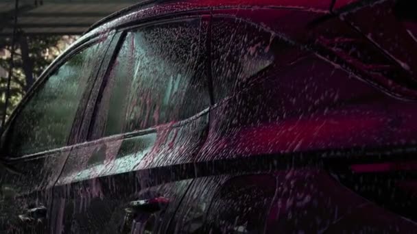 Carwash Reinigen Met Borstel Schuim Deur Van Een Zwarte Auto — Stockvideo