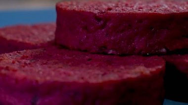 Bir tabakta servis edilen üç pancar burgerini kapat. Et yerine vejetaryen alternatif.