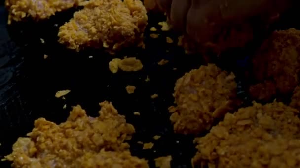 Hånd Der Forbereder Arrangerer Kylling Kroketter Dækket Med Cornflakes Bakke – Stock-video