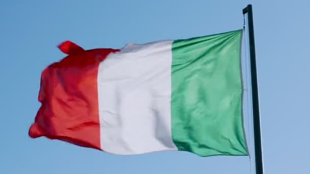 意大利国旗在旗杆上飘扬 蓝天映衬 — 图库视频影像