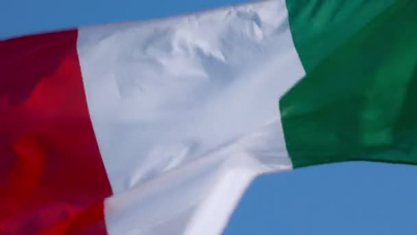 Close Bandeira Italiana Acenando Com Céu Azul Fundo — Vídeo de Stock