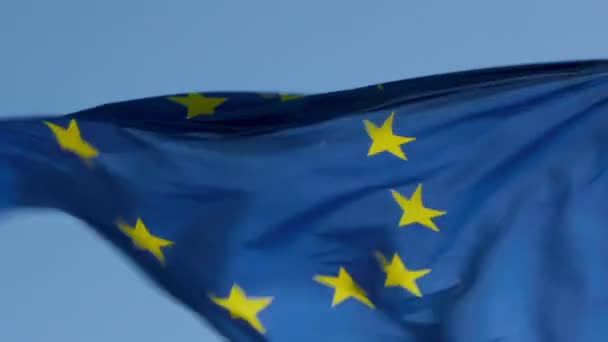 Крупним Планом Європейський Прапор Дме Вітрі Блакитним Фоном Неба — стокове відео