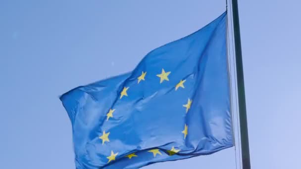 Europeisk Flagga Flaggstången Vinden Med Blå Himmel Bakgrund — Stockvideo