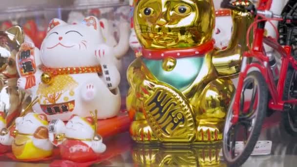 Loja Lembranças Com Vários Gatos Sorte Chineses Para Venda — Vídeo de Stock